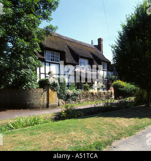 Reetgedeckte schwarze und weiße Häuschen, Bredon, Worcestershire, England, UK, Europa Stockfoto