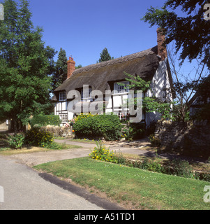 Reetgedeckte schwarze und weiße Häuschen, Bredon, Worcestershire, England, UK, Europa Stockfoto