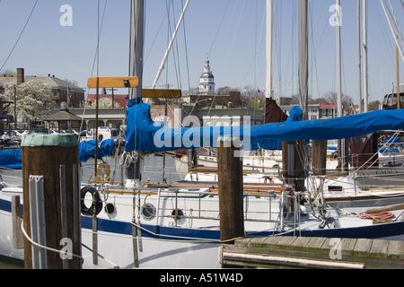 Segelboote angedockt an der Annapolis Maryland Uferpromenade mit der Maryland State House in der Ferne Stockfoto