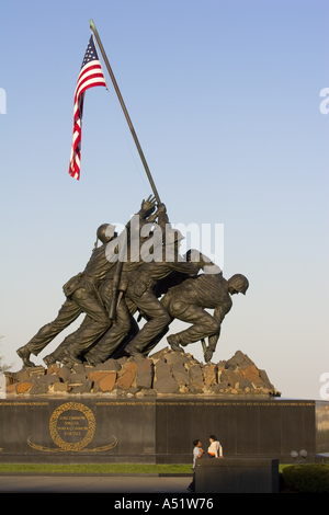 Iwo Jima Statue von Felix DeWeldon in der Nähe von Arlington National Cemetery Arlington Virginia mit dem Washington Monument im Hintergrund Stockfoto