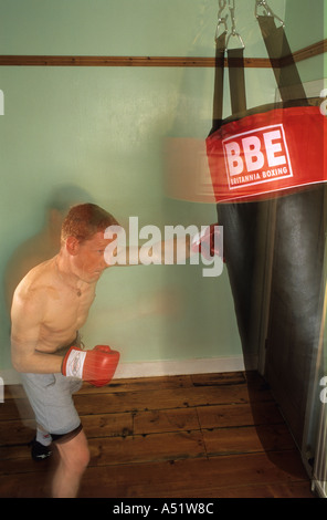 Boxer Stanzen Boxsack im Fitness-Studio Stockfoto