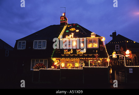 Doppelhaushälfte Haus bedeckt in Weihnachtsbeleuchtung feiert Weihnachten Leeds uk Stockfoto