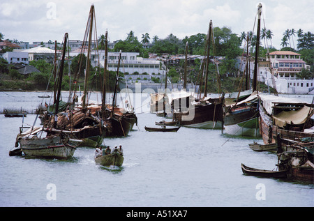 Ozean-arabischen Stil Segeln Dhows in den alten Hafen Mombasa Kenia in Ostafrika Stockfoto