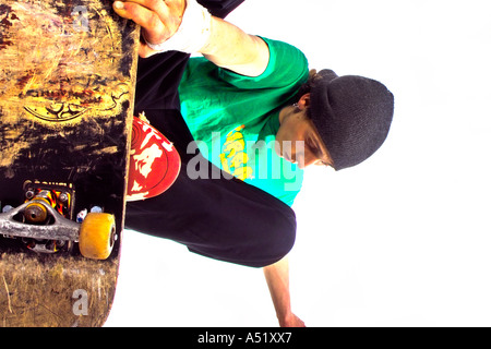 Skateboarder tut einen Hand-stand Stockfoto