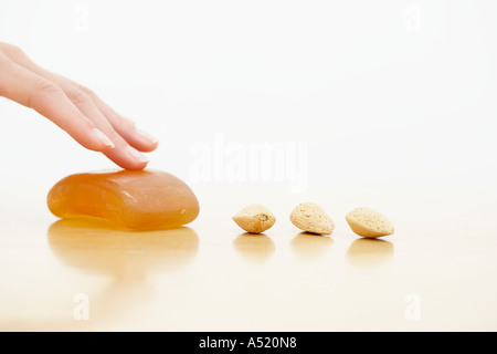 Ein Stück Seife mit Mandeln auf einem Tisch liegend Stockfoto