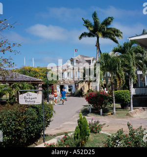 Paar Fuß im alten restaurierten Kupfer und Holz Shop Hotel in Nelsons Dockyard in English Harbour Antigua Karibik Stockfoto