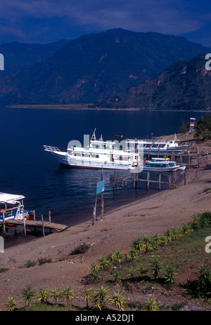 Boote am dock Boot Fähre am Atitlansee in der Stadt Panajachel in Solola Abteilung Guatemala Zentralamerika Stockfoto