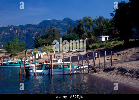 Boote am dock Boot Fähre am Atitlansee in der Stadt Panajachel in Solola Abteilung Guatemala Zentralamerika Stockfoto