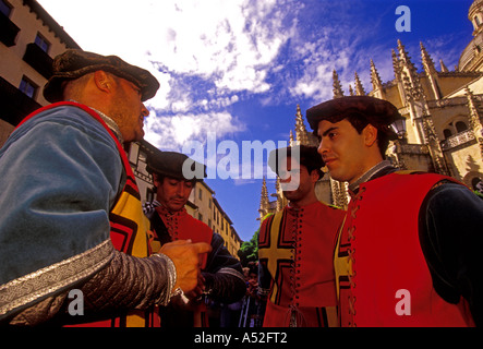 Spanier, spanische Männer, Erwachsene Männer, reden, Festival, Plaza Mayor, Hauptstadt, Segovia, Provinz Segovia, Kastilien und Leon, Spanien, Europa Stockfoto