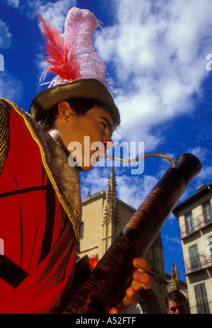 Spanier, Spanisch, erwachsenen Mann spielen Fagott, Festival, Plaza Mayor, Hauptstadt, Segovia, Provinz Segovia, Kastilien und Leon, Spanien, Europa Stockfoto