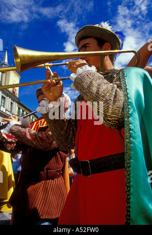 Spanier, spanischer Mann, erwachsener Mann, spielt Posaune, Festival, Plaza Mayor, Hauptstadt, Segovia, Provinz Segovia, Kastilien und Leon, Spanien, Europa Stockfoto