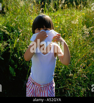 Mädchen stehen auf Wiese allergische Nase weht. Foto: Willy Matheisl Stockfoto
