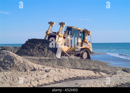 Planierraupe Strand Renourishment Jensen Beach FL nach 2004 Hurrikane Frances und Jeanne Stockfoto