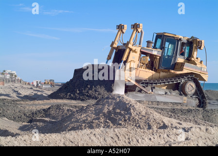 Planierraupe Strand Renourishment Jensen Beach FL nach 2004 Hurrikane Frances und Jeanne Stockfoto