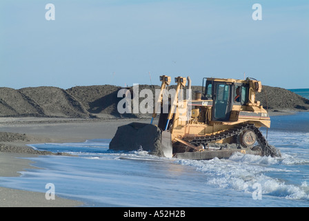 Planierraupe Strand Renourishment Jensen Beach FL nach 2004 Hurrikane Frances und Jeanne schwere Baumaschinen Stockfoto