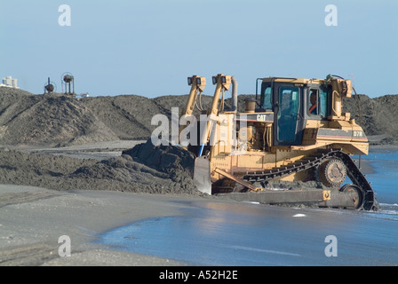 Planierraupe Strand Renourishment Jensen Beach FL nach 2004 Hurrikane Frances und Jeanne schwere Baumaschinen Stockfoto