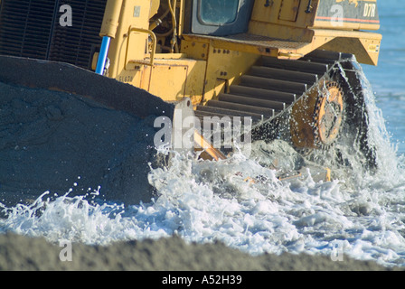 Planierraupe Strand Renourishment Jensen Beach FL nach 2004 Hurrikane Frances und Jeanne Traktion schweres Baugerät Stockfoto