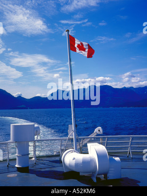 Kanadische Flagge auf dem Deck einer BC-Fähre verlassen Vancouver Island, British Columbia, Kanada. Foto: Willy Matheisl Stockfoto