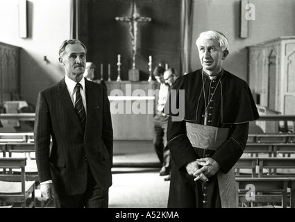 KARDINAL BASIL HUME OSB BESUCHT PENTONVILLE PRISON LONDON ENGLAND Stockfoto