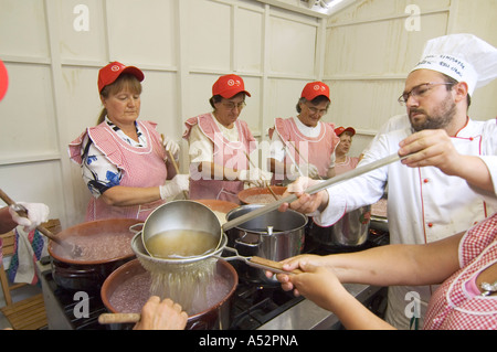 Asti Piemonte Piemont Italien Festival Delle Sagre auf der Piazza Campo del Palio Spezialitäten gekocht verkauft und gegessen Stockfoto