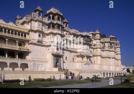 Der City Palace Udaipur Indien das ist die Hauptfassade und Eingang zum Hauptgebäude der Palast ist heute ein Museum Stockfoto