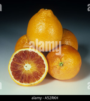 Gesamte geschnitten Blut orange Obstsorte Tarocco Stockfoto