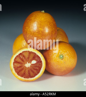 Gesamte geschnitten Blut orange Obstsorte Sanguinelli Stockfoto