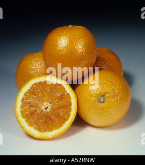 Gesamte geschnitten Zitrusfrüchten Blutorange Vielfalt Doblefina Stockfoto