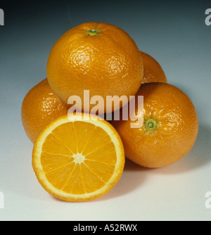 Gesamte geschnitten Zitrusfrüchten orange Sorte Salustiana Stockfoto