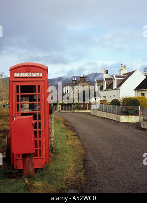 ROTE Telefonzelle K6 und Briefkasten neben einspurigen Straße durch Dorf Letterfearn Highland Schottland UK England Stockfoto