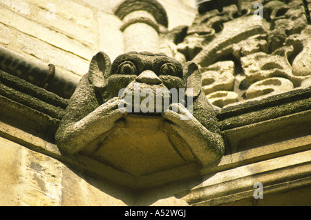 Oxford, UK: 01.November 2003: Groteske Schnitzen von Cheeky Monkey Grimassen am 1. November 03 am Magdalen College, Oxford University Stockfoto