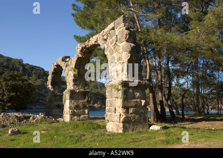 Phaselis in der Nähe von Kemer südlich der antiken Stadt Antalya Türkei mit Ausgrabung Aquädukt Stockfoto