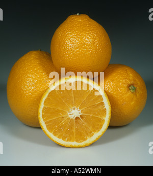 Gesamte geschnitten Zitrusfrüchten orange Sorte Ambersweet Stockfoto