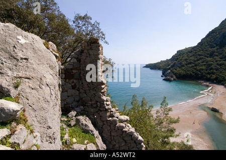 Olympos in der Nähe von Kemer südlich der antiken Stadt Antalya Türkei mit Aushub-Blick von der Akropolis zum Fluss und zum Strand Stockfoto