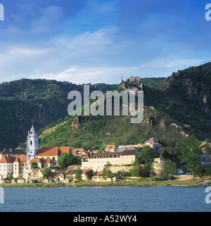 Dürnstein Duernstein Bezirk Krems Wachau Niederösterreich Stadt mit der ehemaligen Klosterkirche Maria Himmelfahrt und die Stockfoto