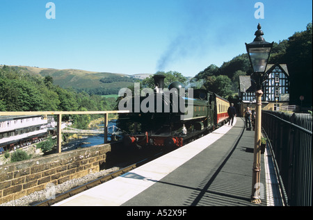 Dampfzug in BERWYN STATION auf 8 Meile lange Llangollen Steam Railway Berwyn Denbighshire North Wales UK Stockfoto