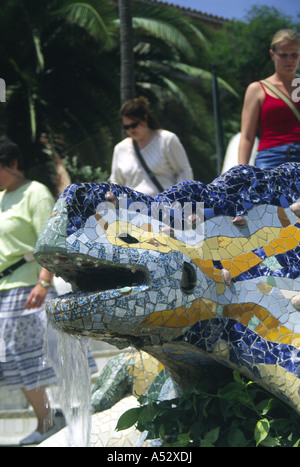 Barcelona, Spanien: Feb 04: Wasser strömt aus der Mündung des Mosaik-Eidechse-Wasser-Funktion am 1. Januar 2004 im Park Güell, Barcelona Stockfoto