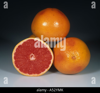 Ganze und Abschnitt Grapefruit Obstsorte Flamme Stockfoto