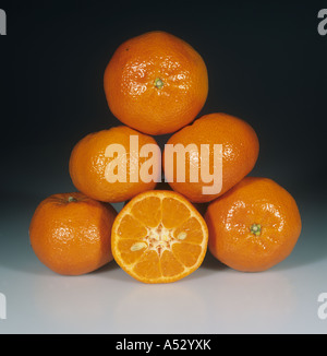 Gesamte geschnitten Clementine Obstsorte TAZARKOUNT oder W Murcott Stockfoto