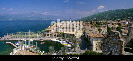 Hafen und Altstadt von Torri del Benaco am Gardasee Italien Stockfoto