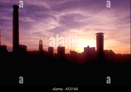 Skyline von Nairobi als Silhouette gegen den Himmel Morgengrauen von Intercontinental Hotel Nairobi Kenia in Ostafrika Stockfoto