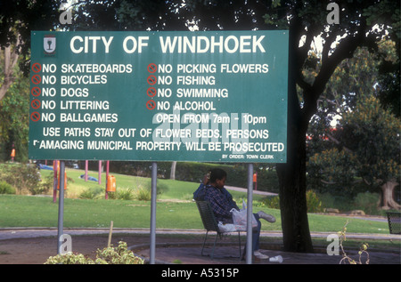 Aushang im Zoo Park Windhoek Namibia Süd West Afrika Clash der Kulturen Stockfoto
