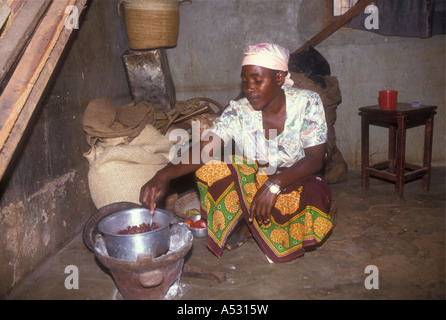 Frau auf einem Holzkohle Kochen Herd Tansania Ostafrika Stockfoto