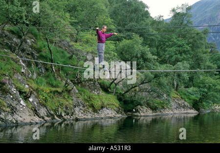 Wanderer Fluß auf der Seilbrücke im Glen Nevis in der Nähe von Fort William Schottland Stockfoto