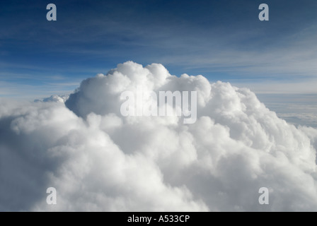 Geschwollene weißen Cumulus-Wolken hautnah aus Flugzeug mit blauem Himmel Stockfoto