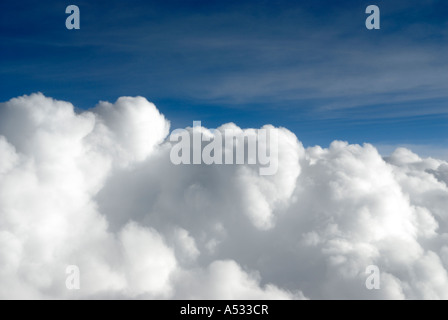 Geschwollene weißen Cumulus-Wolken hautnah aus Flugzeug mit blauem Himmel Stockfoto