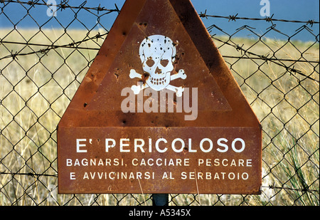 Gefahr, Unterhalt aus Schild an den Grenzzaun der Frischwassertank, Sizilien, Italien. Stockfoto