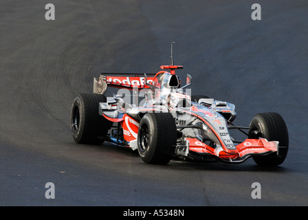 Fernando Alonso (ESP) im McLaren-Mercedes MP4-22 Rennwagen während der Formel-1-Tests Sitzungen im Februar 2007 Stockfoto