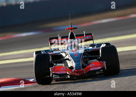Fernando Alonso (ESP) im McLaren-Mercedes MP4-22 Rennwagen während der Formel-1-Tests Sitzungen im Februar 2007 Stockfoto