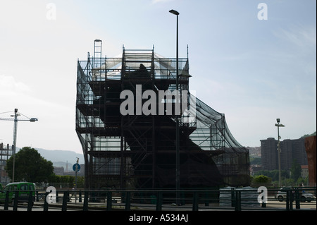 Jeff Koons Formschnitt Skulptur 'Welpen' außerhalb der Guggenheim-Museum Bilbao durch Gerüste, während seine Blumen bepflanzt sind versteckt Stockfoto